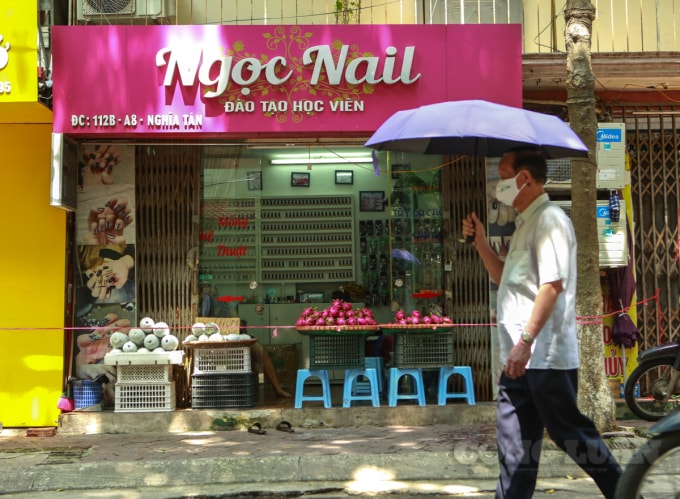 Cửa hàng làm Nail cũng đã chuyển đổi bán hoa quả.