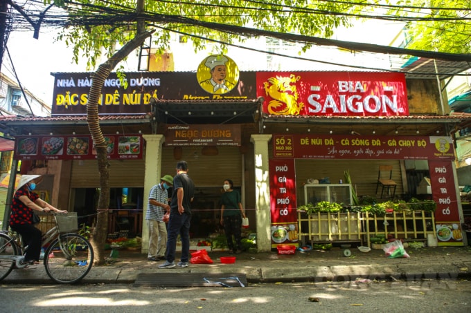 Một quán bia do ảnh hưởng của dịch, cửa hàng đã phải đóng cửa thời gian dài, chủ cửa hàng đành cho người dân thuê để bán rau, củ.