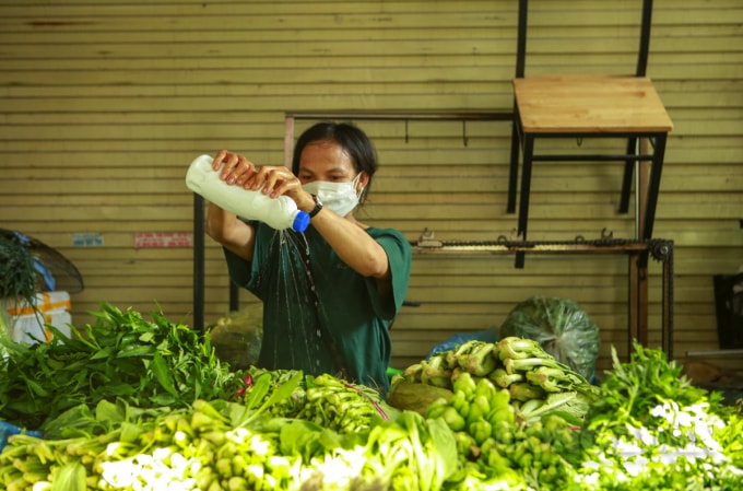 Chị Cù Thị Hoàn (phường Nghĩa Tân, Cầu Giấy) trước đây là chủ một chủ shop quần áo, nhưng do ảnh hưởng của dịch nên đã phải thuê lại mặt bằng của nhà hàng bia với giá rẻ để bán rau củ quả.