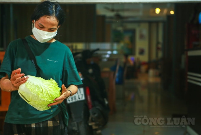 Chị Hoàn cho hay, từ khi TP.Hà Nội thực hiện Chỉ thị 16, quần áo là mặt hàng không thiết yếu nên không được phép kinh doanh. Chị lập tức nghĩ ra mô hình kinh doanh rau củ quả.