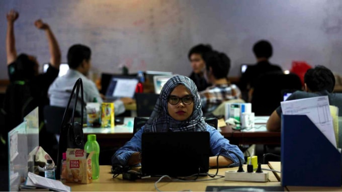 Nhân viên làm việc tại Mediatrac, một công ty khởi nghiệp phân tích dữ liệu ở Jakarta: ASEAN đã chứng kiến sự phục hồi mạnh mẽ trong các giao dịch khởi nghiệp trong năm nay. Ảnh: Reuters.