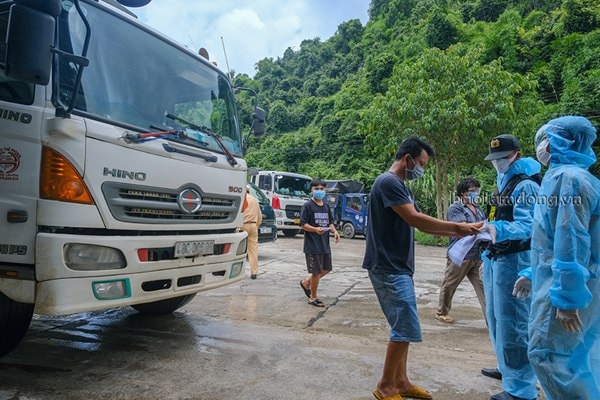 Tài xế xe tải đi qua chốt kiểm dịch Covid-19 tại đèo Chuối, Quốc lộ 20, huyện Đạ Huoai, tỉnh Lâm Đồng. Ảnh: Báo Lâm Đồng