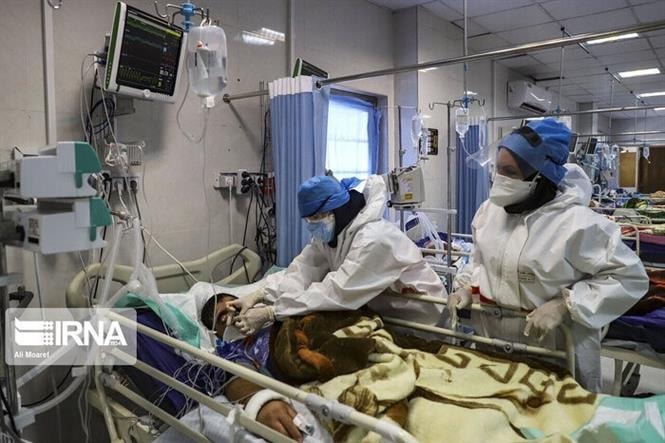 Điều trị cho bệnh nhân nhiễm COVID-19 tại Tehran, Iran. Ảnh: IRNA