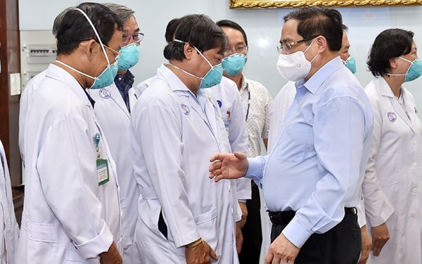 Thủ tướng Phạm Minh Chính động viên đội ngũ thầy thuốc của Bệnh viện Chợ Rẫy ngày 13/5/2021. Ảnh: VGP