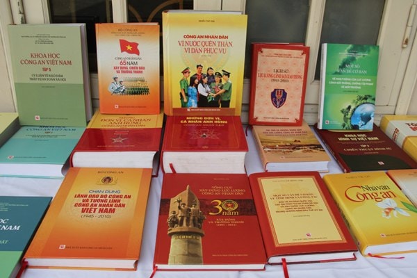 Xuất bản phẩm đặt hàng gồm các mảng đề tài: Tuyên truyền, phổ biến pháp luật, chủ quyền quốc gia, an ninh, quốc phòng; lý luận, chính trị… Ảnh minh họa