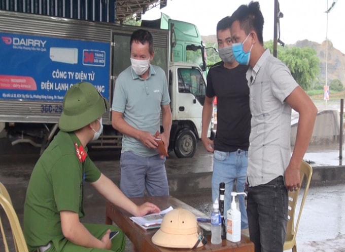 Lực lượng Công an Thanh Hoá kiểm soát chặt chẽ người và phương tiện vào tỉnh, phòng chống dịch Covid-19. Ảnh: CATH