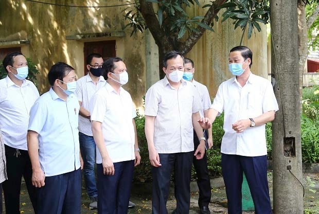 Chủ tịch UBND tỉnh Đỗ Minh Tuấn kiểm tra và chỉ đạo công tác chuẩn bị cơ sở vật chất tại khu cách ly thuộc ký túc xá Trường Chính trị tỉnh