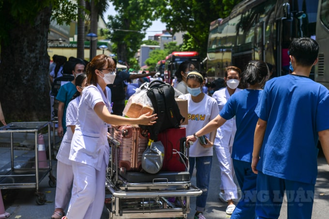 Một tuần trước, cũng đã có một đoàn được cử vào tâm dịch TP. Hồ Chí Minh làm việc tại bệnh viện 500 giường hồi sức tích cực, trực tiếp cứu chữa cho những bệnh nhân COVID-19 nặng nhất.
