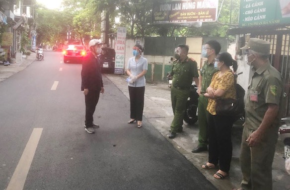 Hình ảnh lãnh đạo quận Bắc Từ Liêm (Hà Nội) trực tiếp chỉ đạo công tác phòng, chống dịch tại chợ Minh Khai. Ảnh: hanoimoi.vn