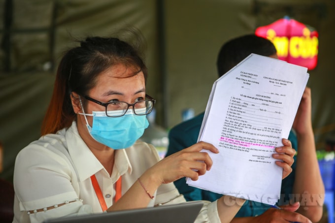Lực lượng chức năng, cũng như nhân viên y tế tại chốt đã phải giải thích và yêu cầu người dân gọi điện cho cơ quan đang làm việc làm lại đúng mẫu