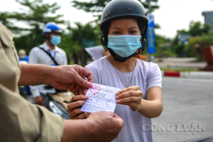 Đối với những người dân có công việc thiết yếu hằng ngày như đi chợ đã được cấp phiếu đi chợ đều được sử dụng thay cho giấy đi đường khi đi ra mua nhu yếu phẩm hằng ngày.