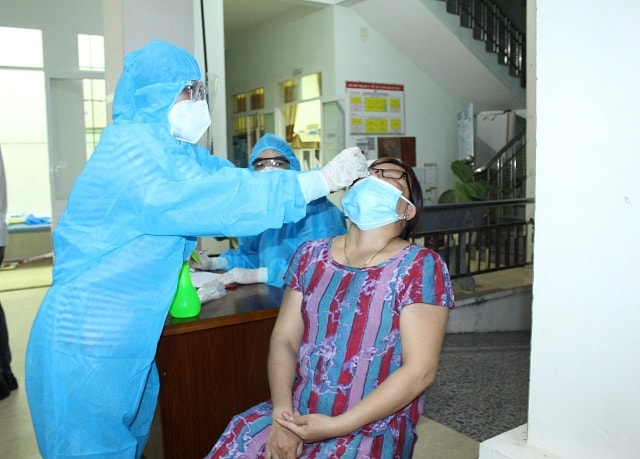 Nhân viên y tế lấy mẫu xét nghiệm Covid-19 cho người dân Bình Định. Ảnh: minh họa