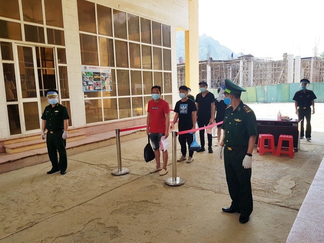 Hình ảnh lực lượng chức năng trao trả 4 công dân Trung Quốc nhập cảnh trái phép vào Việt Nam. Ảnh: dantri