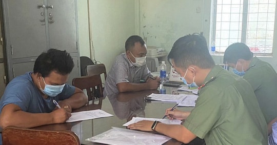 Ông Võ Trần Như Vương cùng tài xế làm việc với cơ quan chức năng về việc dùng xe cấp cứu chở người từ vùng có dịch về quê Bình Định.