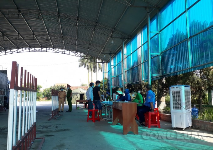 Chốt kiểm soát dịch Covid-19 tại cửa ngõ phía Tây của tỉnh (thị xã Đông Triều Quảng Ninh) hoạt động 24/24. Ảnh: Nguyễn Quân.