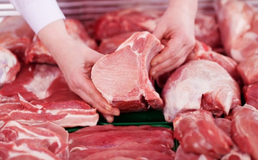 Sở dĩ có hiện tượng nghịch lý nêu trên, là do mỗi cân thịt phải trải qua quá nhiều khâu trung gian, làm độn thêm chi phí vào giá bán thành phẩm.