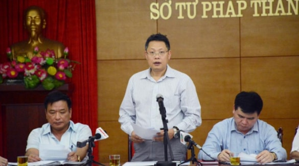 Ông Hoàng Cao Thắng, Phó Giám đốc Sở Xây dựng Hà Nội cùng một ngày ký 3 quyết định lựa chọn nhà thầu đối với Công ty TNHH MTV Công viên cây xanh Hà Nội. Ảnh: IT