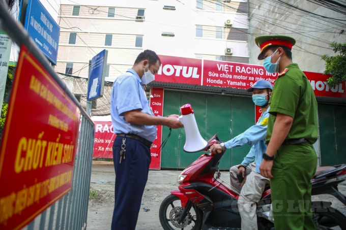 Siết chặt quản lý, giám sát việc đi lại. Ảnh: Quang Hùng