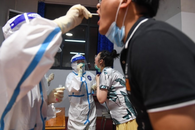 Các y tá lấy mẫu xét nghiệm COVID-19 tại một điểm xét nghiệm ở quận Giang Ninh, Nam Kinh, thủ phủ của tỉnh Giang Tô phía đông Trung Quốc. Ảnh: THX