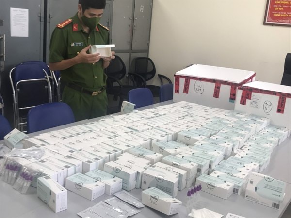 Gần 1.000 bộ test nhanh virus SARS-COV-2 do nước ngoài sản xuất không có hóa đơn chứng từ bị Công an quận Bắc Từ Liêm thu giữ