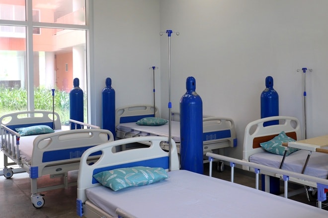 Các giường bệnh được bố trí bình oxy để điều trị cho bệnh nhân. Ảnh: vietnamnet.vn