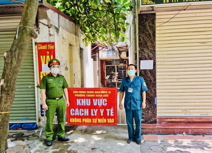 Lực lượng chức năng đã phong tỏa nơi ở của bệnh nhân và tạm đóng cửa chợ Thanh Xuân Bắc. (Ảnh: zing)
