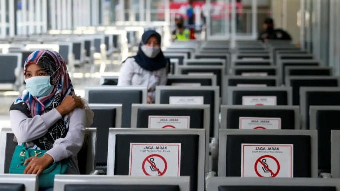 Một phụ nữ vừa tiêm vắc-xin COVID tại một nhà ga xe lửa ở Jakarta. © Reuters