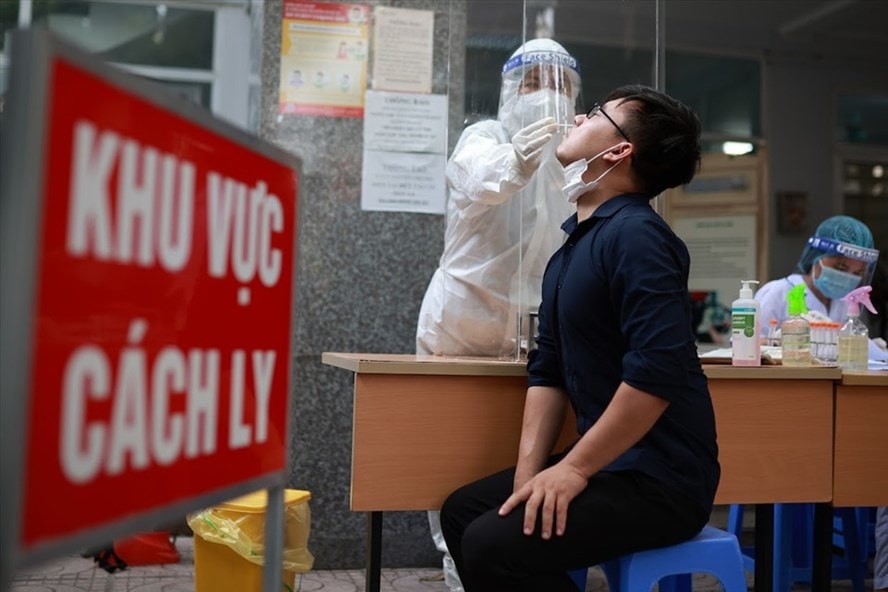 Nhân viên y tế Hà Nội lấy mẫu xét nghiệm sàng lọc cho người dân. Ảnh: laodong.vn