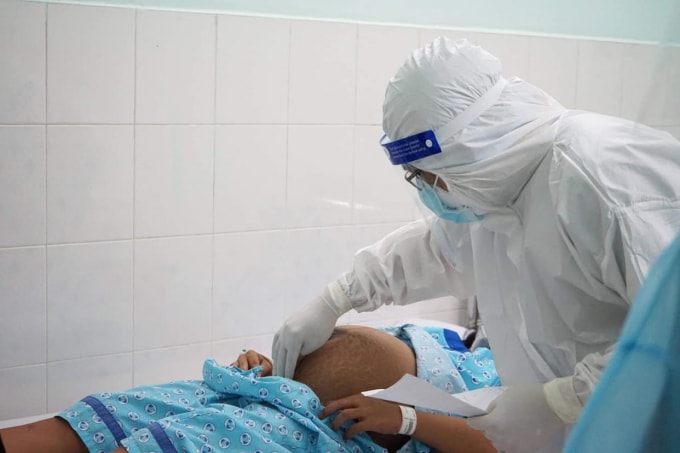 Các sản phụ mắc COVID-19 luôn được quan tâm, chăm sóc thường xuyên (ảnh TL).