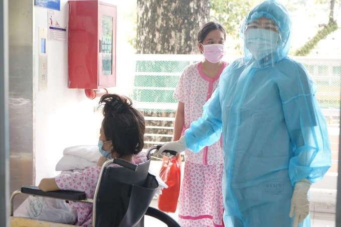 Các bác sĩ đóng vai trò ngoài chữa bệnh còn chăm sóc hàng ngày cho các sản phụ (ảnh TL).