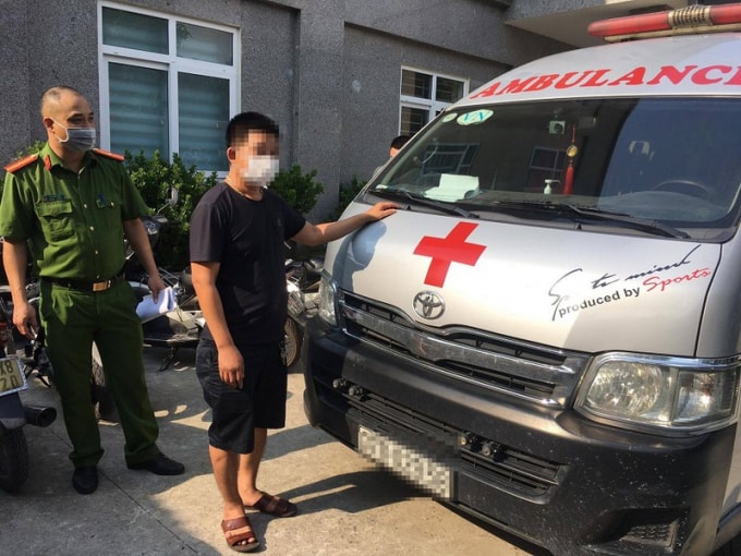 Lái xe Phạm T.G và phương tiện tại cơ quan Công an.