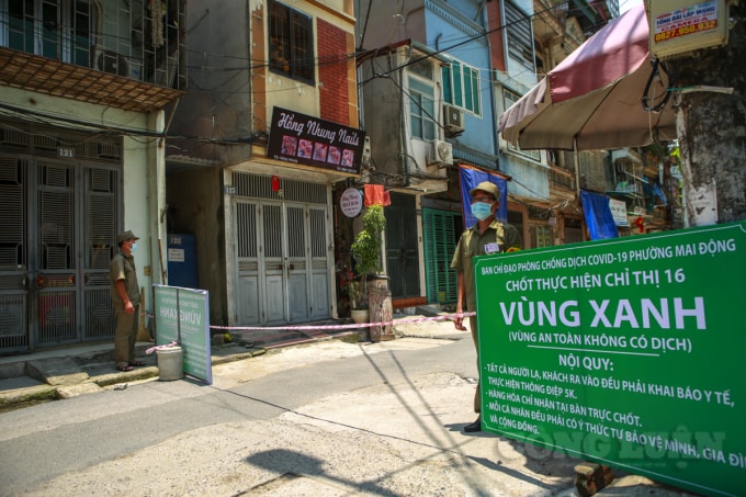 Nhiều chốt được lập giữa 2 điểm dân cư, kiểm soát cả 2 hướng người dân di chuyển qua.