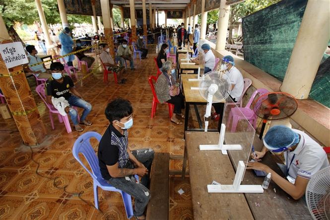 Người dân chờ tiêm chủng vaccine ngừa COVID-19 tại Phnom Penh, Campuchia. Ảnh: AFP