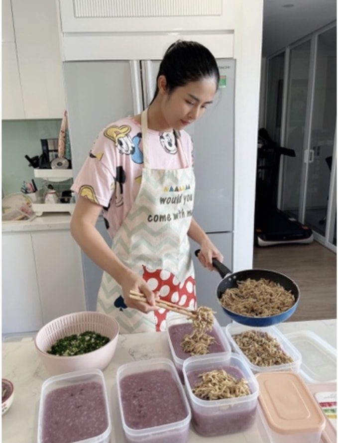 Ngọc Hân dành nhiều thời gian vào bếp nấu ăn thiện nguyện.