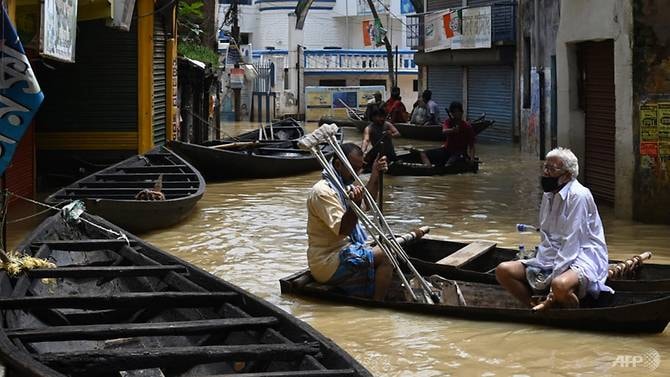 Mưa lớn làm ngập nhiều khu vực ở bang Tây Bengal, Ấn Độ - Ảnh: AFP