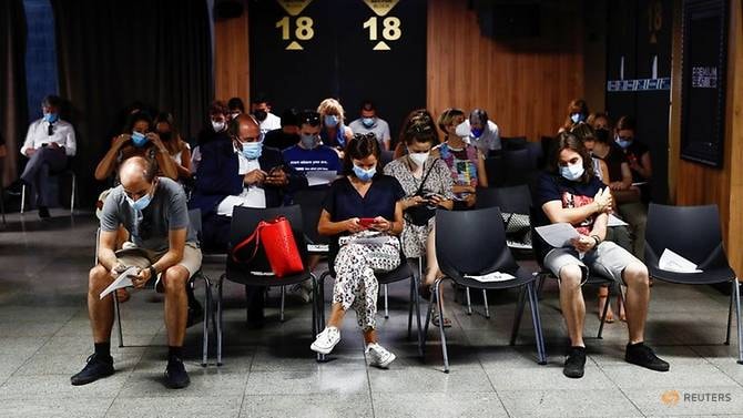 Người dân thành phố Madrid, Tây Ban Nha, đang chờ tiêm chủng vắc xin COVID-19 - Ảnh: Reuters