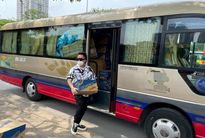 Tùng Dương tích cực đóng góp cho phong trào chống dịch ngay từ các đợt bùng phát ở Bắc Giang, Bắc Ninh.