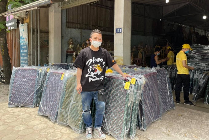Nam ca sĩ dùng số tiền kêu gọi được gần đây để mua nhu yếu phẩm cùng các vật dụng cần thiết cho bệnh nhân, bác sĩ.