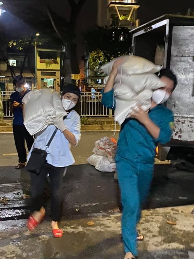 Phương Thanh có mặt tại những điểm nóng chống dịch suốt hai tháng qua với nhiều công việc khác nhau.