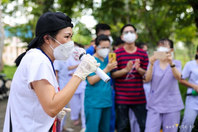 Giữa thời điểm khó khăn cô muốn tiếng hát của mình là nguồn động viên tinh thần cho đội ngũ tuyến đầu chống dịch.
