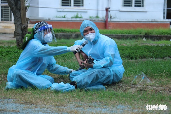 Phần trình diễn của các nghệ sĩ trên “sân khấu” bệnh viện dã chiến.