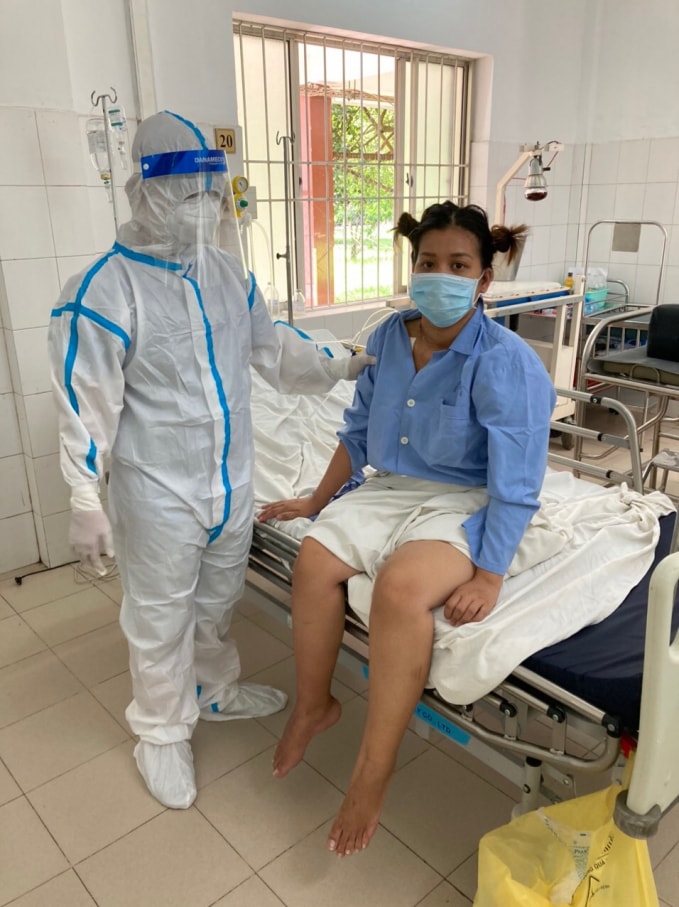 Các bác sỹ tại Bệnh viện Cần Thơ đang thăm khám cho bệnh nhân.