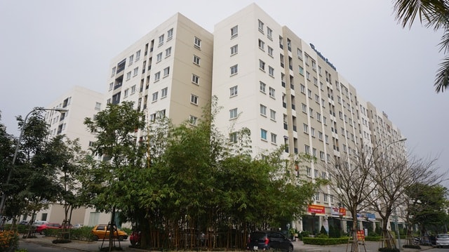 Thời gian gần đây xuất hiện nhiều đơn vị môi giới đã mạo danh chủ đầu tư rao bán, tìm đủ mọi cách lừa người mua đặt cọc nhà ở xã hội. Tuy nhiên, khách phải đặt cọc mua nhà ở xã hội với số tiền chênh lệch lên tới hàng trăm triệu đồng.