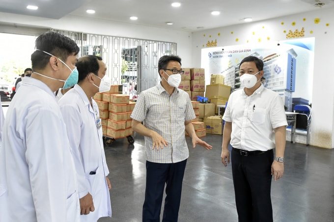 Phó Thủ tướng Vũ Đức Đam làm việc với lãnh đạo Bệnh viện Nhân dân Gia Định về công tác điều trị bệnh nhân mắc COVID-19 nặng.