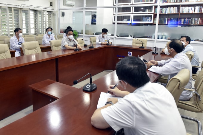 Phó Thủ tướng Vũ Đức Đam yêu cầu lãnh đạo UBND TP Hồ Chí Minh phải có cơ chế để bảo đảm trang thiết bị điều trị, đồ phòng hộ cho các bệnh viện điều trị bệnh nhân COVID-19.