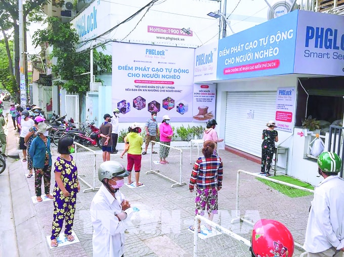 Người dân xếp hàng nhận gạo miễn phí từ 