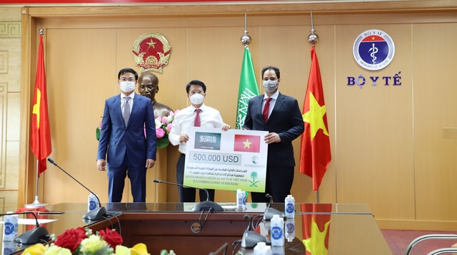 Đại diện lãnh đạo Bộ Y tế, Bộ Ngoại giao tiếp nhận gói viện trợ y tế trị giá 500.000 USD từ Đại biện lâm thời Đại sứ quán Saudi Arabia tại Việt Nam. Ảnh: Bộ Y tế