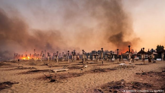 Cháy rừng ở Sicily, Ý. Ảnh: Reuters