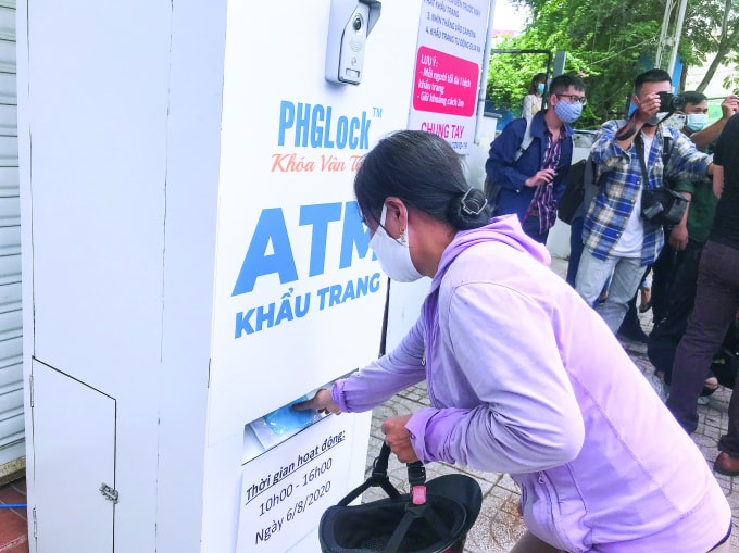 Nhiều người nghèo tới nhận khẩu trang. Ảnh: Đoàn Xá.