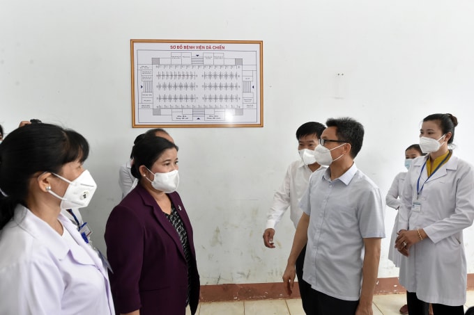 Phó Thủ tướng Vũ Đức Đam kiểm tra tại Bệnh viện dã chiến đặt tại Trung tâm thể dục thể thao TP. Đồng Xoài.